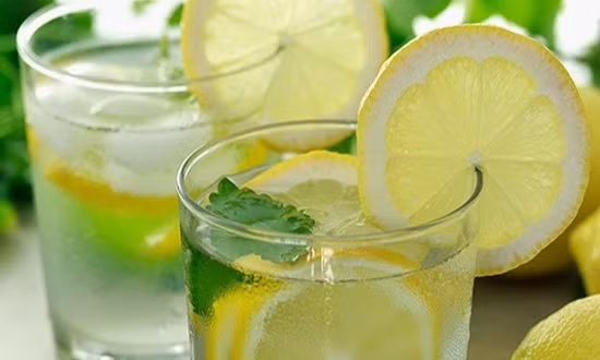 Để khắc phục hiện tượng này bạn nên hạn chế uống nước chanh và chỉ nên uống nước chanh đã được pha loãng để bảo vệ sức khoẻ của mình.