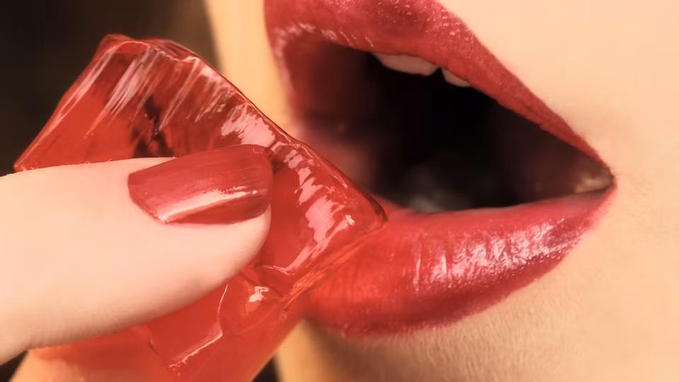 Chất son trong suốt mềm mịn, lớp thạch nằm gọn trong thỏi son nhỏ xinh cộng thêm mùi hương ngọt lịm khiến bờ khôi thô ráp của bạn trở nên mềm mại ngay tức thì.