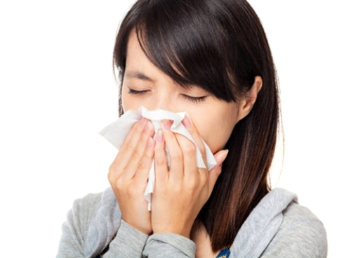 Tránh các bệnh về mũi, họng. Uống nước ấm giúp làm sạch lỗ mũi. Điều này đặc biệt hữu ích nếu bạn đang bị tắc nghẽn mũi khi bị bệnh. Hơi từ nước nóng làm lỏng tất cả các chất nhầy trong mũi để thông mũi và dễ thở hơn. Nước ấm cũng sẽ làm cho bạn đổ mồ hôi và loại bỏ một số độc tố trong cơ thể ra ngoài, giúp cơ thể phục hồi nhanh hơn, khỏe mạnh hơn và phòng tránh được một số bệnh thông thường.