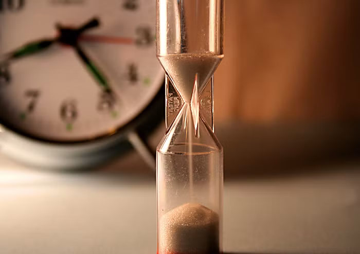 Kéo dài thời gian "yêu". Theo các chuyên gia, trước khi “lên giường”, quý ông nên bổ sung cho cơ thể một lượng nước ấm cần thiết và vừa đủ, giúp cơ thể duy trì được trạng thái khỏe mạnh, sinh lực sung mãn, đời sống tình dục thêm phần hoàn hảo và tránh khỏi những lo lắng về chứng liệt dương, xuất tinh sớm. Tuy nhiên, việc uống quá nhiều lại khiến cuộc vui bớt phần nồng nhiệt, thậm chí ảnh hưởng tới tiền liệt tuyến.