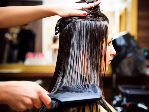 Dưỡng tóc bằng tinh trùng bò. Một salon tóc tại Anh đã cung cấp dịch vụ dưỡng tóc đặc biệt với thành phần chính là tinh dịch bò cho những mái tóc nhiều hư tổn. .Hợp chất dưỡng tóc có một không hai này được trộn với rễ một loại cây thuốc của Iran và protein giúp phục hồi "sinh lực" cho tóc nhuộm và tóc uốn, làm cho tóc dày và óng mượt.