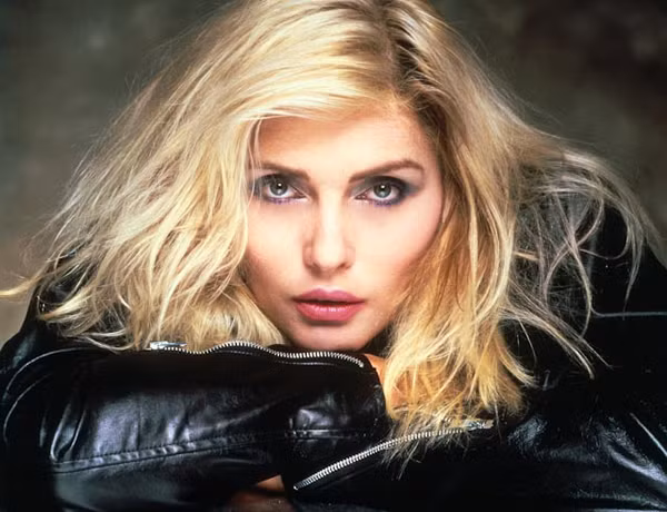 Phôi thai cừu. Nữ ca sĩ 67 tuổi người Mỹ, Debbie Harry đã tiết lộ bí quyết để có làn da trẻ trung và mềm mại của mình, đó là tiêm tế bào của phôi cừu đen. “Tế bào được lấy ra từ các bộ phận khác nhau của cơ thể như gan, các tuyến nội tiết và xương", Harry cho biết.