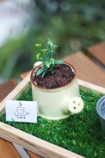 Nguyên liệu để làm nên "chậu cây" khá đơn giản. Quán cà phê này đã sử dụng những loại bánh có màu sắc gần giống với đất trồng cây để làm kem, điểm thêm cành cây, cỏ hay hoa đủ màu sắc cũng được làm từ kem.