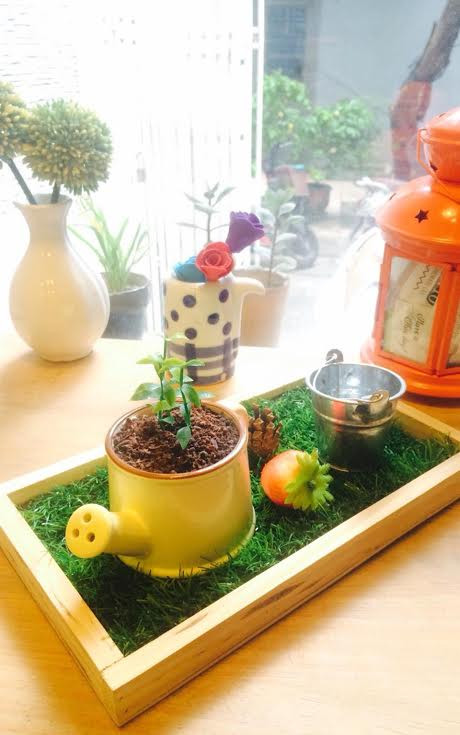 Nếu không được nhân viên của quán giới thiệu là món ăn, nhiều khách hàng sẽ lầm tưởng đây là một chậu cây thật. Món bánh chậu cây này có giá 22.000 đồng đến 50.000 đồng, chỉ tương đương giá các loại kem thông thường.