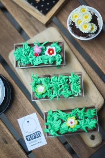 Mỗi set bánh trông như một chậu trồng cỏ cảnh xanh mướt mát mắt vậy.