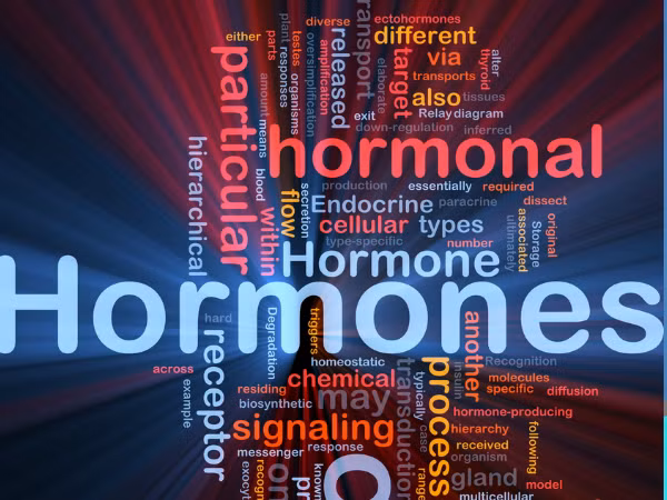 Do rối loạn nội tiết tố: Đặc biệt là có liên quan đến estrogen quá cao, estrogen thúc đẩy sự phát triển của âm đạo, tử cung, buồng trứng, đồng thời nội mạc tử cung tăng sinh nên xuất hiện kinh nguyệt. Ngoài ra nó còn thúc đẩy sự tích tụ mỡ dưới da, giữ nước và natri trong cơ thể, lắng đọng canxi trong xương. Hơn nữa estrogen cho dù là tiết ra quá nhiều hay quá ít thì đều không tốt, đặc biệt là estrogen quá cao thì có thể dẫn đến u xơ tử cung.