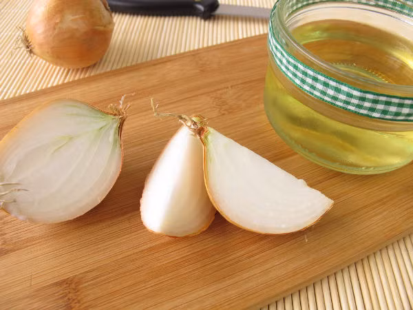 Nước ép hành tây. Lưu huỳnh thúc đẩy tuần hoàn máu, giúp lông mày mọc nhanh hơn. Và nước ép hành tây là nguồn lưu huỳnh dồi dào. Ép hành tây lấy nước, sau đó dùng bông cotton thấm nước hành tây và thoa lên lông mày. Để yên ít nhất là 1 giờ. Cuối cùng, rửa sạch lại với nước ấm.