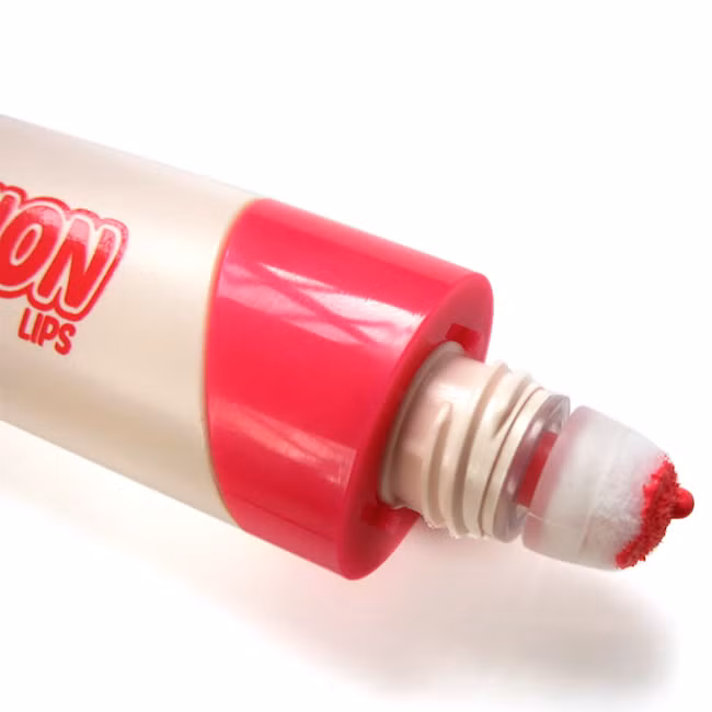 Nếu bạn muốn có một đôi môi mềm bóng, dễ dàng tạo kiểu từ môi lì cho đến ombre tuyệt đẹp, son môi cushion chính là sản phẩm dành cho bạn. Đầu bông phấn nhỏ xíu giúp các cô nàng tiện lợi thoa lên môi, kể cả khi môi đang trong tình trạng khô bong. Dựa vào cách nhấn nhá đậm nhạt, bạn có thể tạo hiệu ứng trong đậm ngoài nhạt dễ dàng với kiểu son môi này.