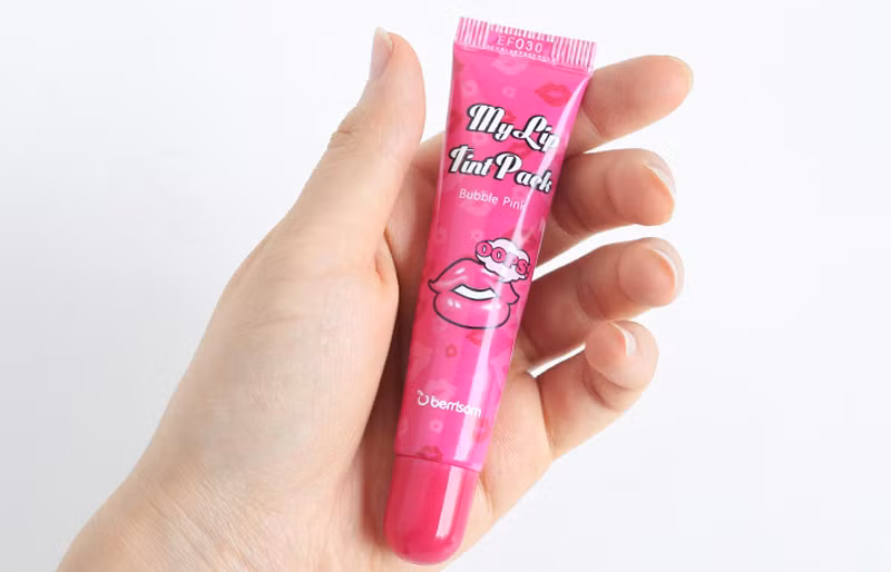 Son xăm. Trước đó, son xăm mặt nạ môi hay gọi tắt là son xăm (lip tint pack) là một trong những xu hướng làm đẹp độc đáo xuất hiện ở thị trường châu Á. Loại son này có xuất xứ từ "thiên đường mỹ phẩm" Hàn Quốc, và hiện nay Thái Lan, Nhật Bản cũng là hai quốc gia lăng xê son xăm mạnh mẽ.