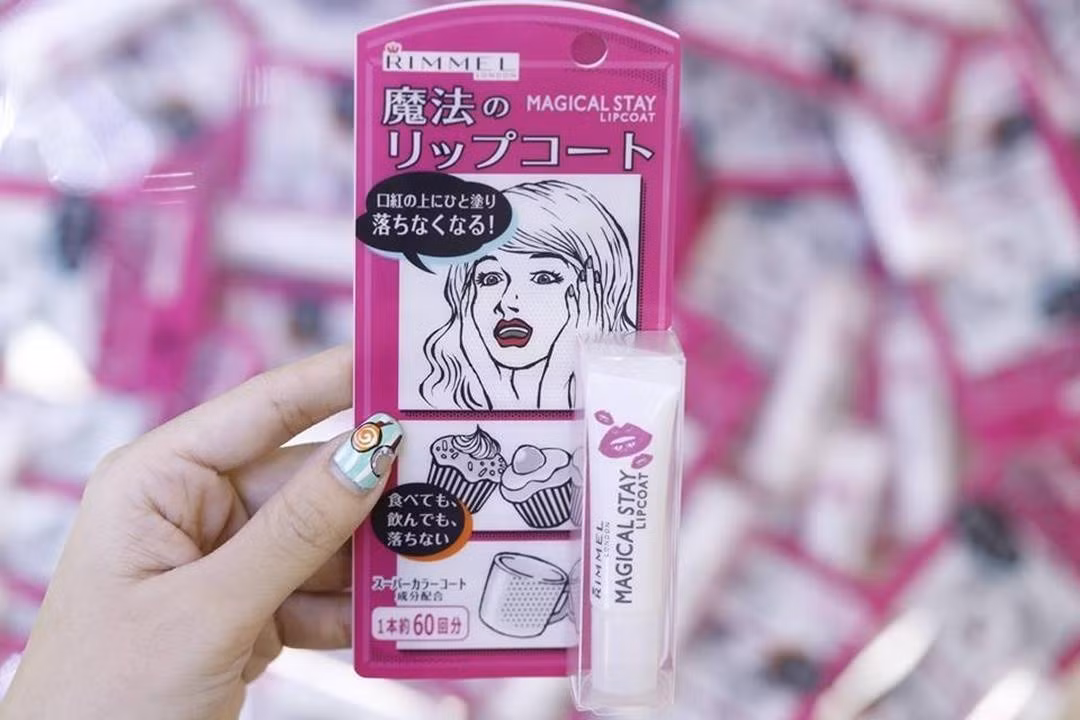 Son khóa màu môi. Loại son giữ màu lâu có xuất xứ từ Nhật Bản này cũng làm chị em phát cuồng bởi khả năng giữu màu môi lên tới 16 giờ. Loại son giữ màu lâu đang nổi đình đám này được quảng cáo là tạo một lớp bảo vệ bên ngoài giữ màu son không bị trôi, không lem suôt 16 giờ, ngay cả khi bạn ăn uống.