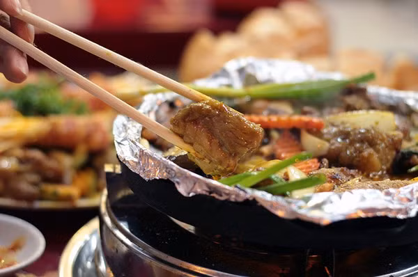 Thịt sườn chất lượng, miếng thịt dày, ăn đã miệng.