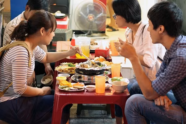 Gần đây, khi đi qua phố Hàng Lược, đoạn gần ngã tư giao với Hàng Mã, nhiều người không khỏi "cồn cào" bởi mùi thơm nức mũi đưa ra từ một quán nướng ngon vỉa hè. Quán nướng ở 79 Hàng Lược mới mở khoảng 1 tuần và chỉ mở từ 18h30 trở đi nhưng nhưng lượng khách ghé quán mỗi tối đã khá tấp nập.