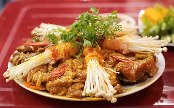 Vì lượng đồ ăn trong suất khá đầy đặn, nên nếu đi 2 người hoặc 3 người ăn yếu bạn chỉ cần gọi suất 200.000 đồng là đủ. Chất lượng đồ ăn của quán cũng được đánh giá cao bởi nguyên liệu tươi mới đảm bảo.