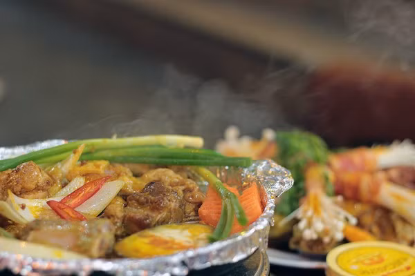 Một điểm cộng nữa của quán là mỗi loại thịt được tẩm ướp riêng, riêng thịt bò, thịt heo còn được tẩm ướp thành 2 kiểu khác nhau nên khi ăn không bị cảm giác nhàm chán.