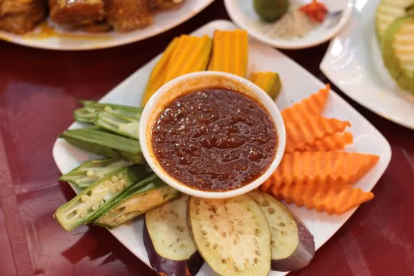 Lượng rau củ đi kèm phần không nhiều, nên nếu muốn chống ngán, bạn sẽ phải gọi thêm đĩa rau củ riêng. Ngoài đồ nướng, quán còn phục vụ thêm các loại chè Hong Kong như chè xoài, chè câu vồng, chè rau câu... với giá 20.000 đồng. Với từ 100.000 đồng/ người là nhóm bạn đã có bữa ăn thịnh soạn với đồ nướng tươi ngon lại có chè tráng miệng.