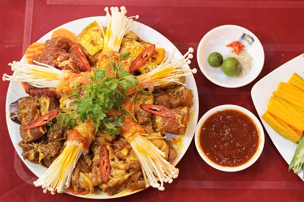 Dù bán ở phố cổ có tiếng đắt đỏ, nhưng quán vẫn giữ đúng tôn chỉ "ngon, bổ, rẻ" của mình, khi gọi một phần đồ nướng 250.000 đồng tại đây, bạn sẽ được mang ra một đĩa thịt đủ cho 3, 4 người ăn với đủ thịt bò, thịt gà, thịt heo, nầm, bò cuốn cả...