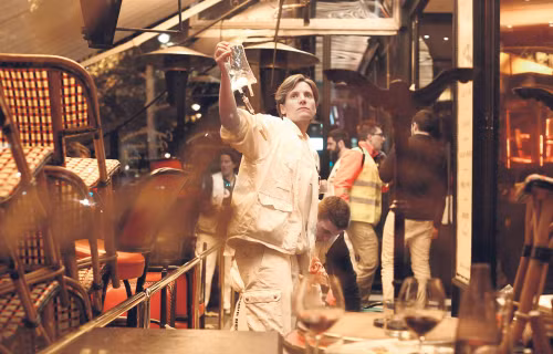 Trong khi đó, một bác sĩ phẫu thuật giấu tên tại bệnh viện Lariboisiere cho biết anh đã nhìn thấy các nạn nhân với những vết thương gây ra do đạn xuyên thủng. Trong số những người bị thương có người vị vỡ hàm, nứt hộp sọ, mắt bị lồi ra, chân tay bị gãy.