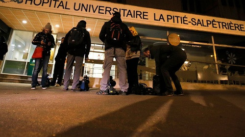 10 phòng phẫu thuật của bệnh viện Pitié-Salpêtrière hoạt động không ngừng nghỉ suốt gần 24 giờ. Đây là nơi tiếp nhận nhiều bệnh nhân nhất, trong đó 25 người ở tình trạng "nghìn cân treo sợi tóc". Mặc dù đã luyện tập với tình huống tiếp nhận nhiều bệnh nhân cấp cứu cùng lúc, không nhân viên y tế nào có thể tưởng tượng một thảm họa như vậy có thể xảy ra
