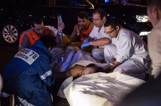 “Mọi người bị bắn ở chân, tay, cổ, ngực. Ngoài ra, họ cũng bị những tổn thương về tâm lý. Nhưng thật khó lý giải là nhiều bệnh nhân không kêu la khi họ được chuyển tới đây, dù bị thương nặng. Nó không giống như một bộ phim khi tất cả mọi người đều khóc. Trường hợp này không như vậy. Các bệnh nhân tới trên xe cứu thương và không ai nói gì cả”, Juvin chia sẻ.