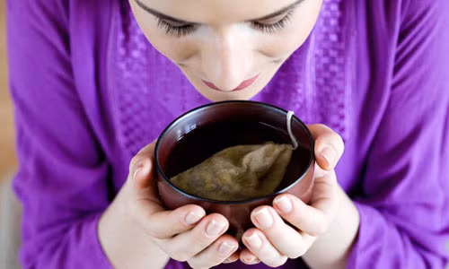 Dùng thảo dược bừa bãi dễ sinh non. Việc dùng những loại trà trà hoa cúc, trà cam thảo, trà mâm xôi (raspberry) khi mang thai có thể gây sảy hoặc sinh non. Lý do là vì chúng có khả năng kích thích tử cung, chuẩn bị cho sự co thắt tử cung và sinh nở.