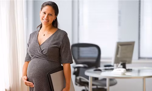 Để đảm bảo an toàn suốt thai kỳ, mẹ bầu nên cố gắng loại bỏ hoàn toàn máy tính trong cuộc sống hằng ngày. Tuy nhiên, nếu vì tính chất công việc bạn không thể làm như vậy, mẹ bầu chỉ cần chú ý đứng dậy đi lại sau khoảng 30- 60 phút làm việc liên tục trên máy. Khi làm việc nên ngồi cách xa màn hình khoảng 50 cm và luôn giữ thẳng lưng. Có thể kê một chiếc ghế nhỏ dưới chân để tăng cường lưu thông máu xuống các chi dưới.