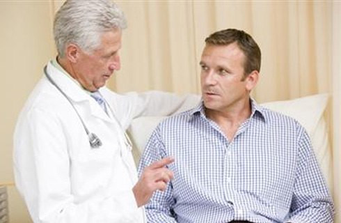 Bởi vậy, các chuyên gia khuyến cáo người bệnh sau phẫu thuật ung thư trực tràng nên hạn chế hoặc không ăn những thực phẩm có nhiều chất béo và cholesterol bão hoà bao gồm: mỡ lợn, mỡ bò, mỡ gà, dầu dừa, thực phẩm chiên rán… Thay vào đó, nên ăn một lượng thích hợp những thực phẩm có chữa chất béo không bão hòa như dầu oliu, cá ngừ, các loại dầu thực vật (dầu lạc, dầu đỗ, dầu vừng)….