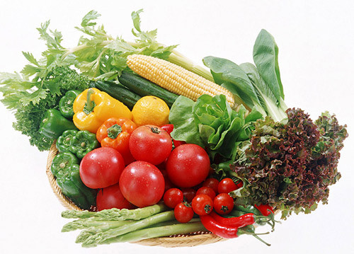 Bổ sung vitamin và các nguyên tố vi lượng. Các nghiên cứu khoa học cho thấy các loại vitamin như vitamin A, vitamin C, vitamin E cùng các nguyên tố vi lượng selen và beta-carotene có tác dụng vai trò nhất định đối với việc phòng tránh ung thư. Các loại thực phẩm chứa nhiều vitamin và các nguyên tố vi lượng là rau củ quả tươi, sản phầm từ sữa, mạch nha, cá, nấm…