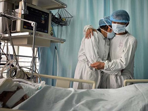 Trước đó, ngày 26/3, cha mẹ của cậu bé Huang Zihan 15 tháng tuổi, tại Bệnh viện Tây Trung Quốc, thuộc Đại học Tứ Xuyên, Thành Đô, đã quyết định hiến tặng nội tạng của con trai mình, trao lại sự sống cho những đứa trẻ bất hạnh khác.