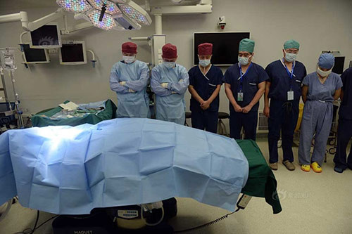 Năm 2012, một bé gái Trung Quốc có tên Xiwang, đã qua đời vì hội chứng thiếu máu cơ tim cục bộ. Bố mẹ em đã đau đớn hôn em lần cuối và sau đó quyết định hiến tạng của con gái mình, vì muốn những đứa trẻ khác có được cơ hội sống tiếp. Các bác sĩ tại bệnh viện nơi em điều trị cũng đã cúi rạp mình để cảm ơn sự cống hiến to lớn của Xiwang, sau những ngày ngắn ngủi được ở trong vòng tay gia đình.