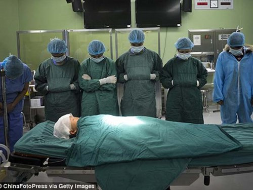 Bác sĩ cúi đầu trước thi thể bé gái 7 tuổi hiến tim cứu người. Bé Anita (7 tuổi) sống tại làng Sâm Châu, tỉnh Hồ Nam, Trung Quốc mắc căn bệnh u ác tính. Biết không thể cứu chữa cho Anita, cha mẹ của em đã quyết định hiến tạng, kết thúc sớm sự sống đau khổ của bé. Sau khi kiểm tra các bộ phận trên cơ thể của bệnh nhân, các bác sĩ đã thống nhất Anita sẽ hiến tặng tim và giác mạc. Sau ca mổ, nhiều bác sĩ đã cúi đầu cảm phục trước sự dũng cảm của cô bé cùng gia đình.