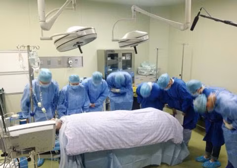 8 y bác sỹ cúi đầu trước thi hài chàng trai hiến tạng cứu 6 người. Bức ảnh đội ngũ y bác sỹ tại một bệnh viện cúi đầu chào vĩnh biệt trước thi thể của chàng trai hiến nội tạng gây xúc động. Theo hãng tin West China Metropolis, phụ huynh của một chàng trai 24 tuổi bị chết não đã quyết định hiến tặng 6 cơ quan nội tạng của con trai họ cho 6 người lạ.