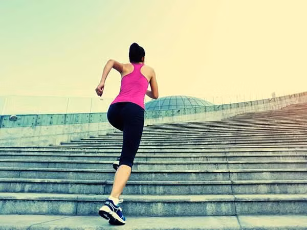 Hãy chọn một chiếc cầu thang không quá cao và chạy thật nhanh lên đỉnh và quay trở lại. Sau đó hãy nghỉ 5 phút để lấy lại nhịp thở bình thường trước khi chạy tiếp.
