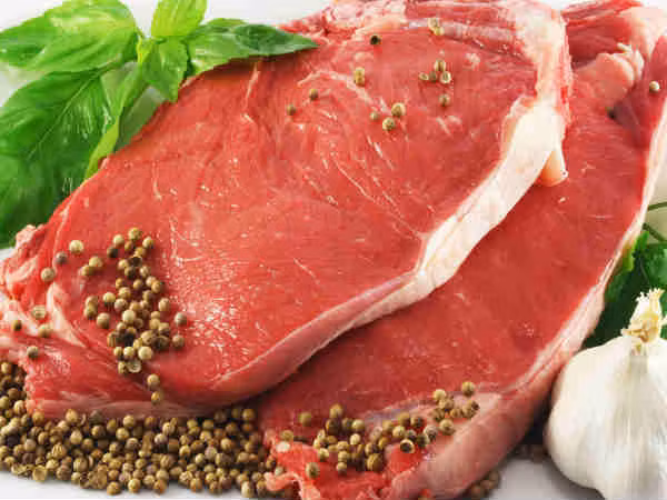 Thịt đỏ. Đây là một trong những thực phẩm gây sỏi thận với nguy cơ cao nhất. Thịt đỏ giàu protein và axit uric - 2 chất gây sỏi thận.