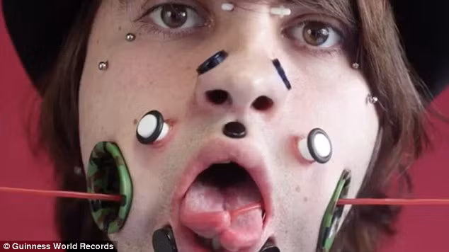 Mặc dù Joel Miggler thích thú với cách làm đẹp độc đáo của mình nhưng đa số mọi người đều lên án hành động có phần điên rồ này vì nó rất nguy hiểm đến sức khỏe và cuộc sống hàng ngày