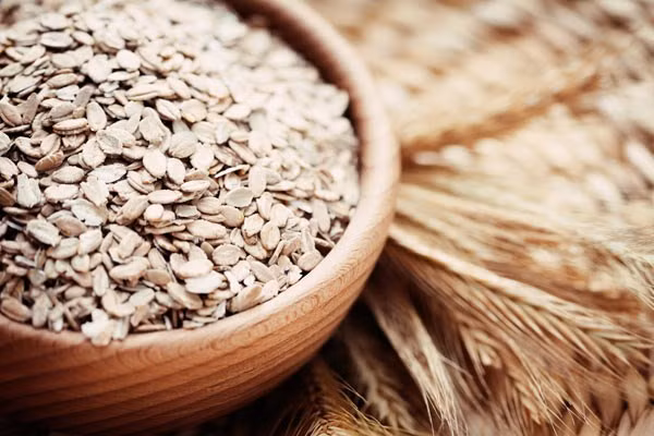 Trộn yến mạch với các loại dầu để tẩy da chết. Không được trộn bột yến mạch với các loại dầu, bởi chúng có thể làm tắc nghẽn lỗ chân lông, một điều cần tuyệt đối tránh với làn da mụn.