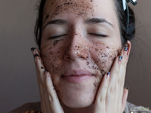 Tẩy da chết cho da mụn quá nhiều lần. Trong thời kì bị mụn da trở nên yếu hơn, nhạy cảm và dễ tổn thương hơn việc tẩy tế bào chết quá nhiều khiến da bị bào mòn, lớp dầu tự nhiên cũng bị hao hụt đáng kể dẫn đến tình trạng mụn biểu tình nhiều hơn. Vì vậy để bảo vệ da và ngăn chặn mụn tiếp tục sinh sôi nảy nở bạn chỉ cần nhẹ nhàng tẩy tế bào chết 1 lần/tuần.