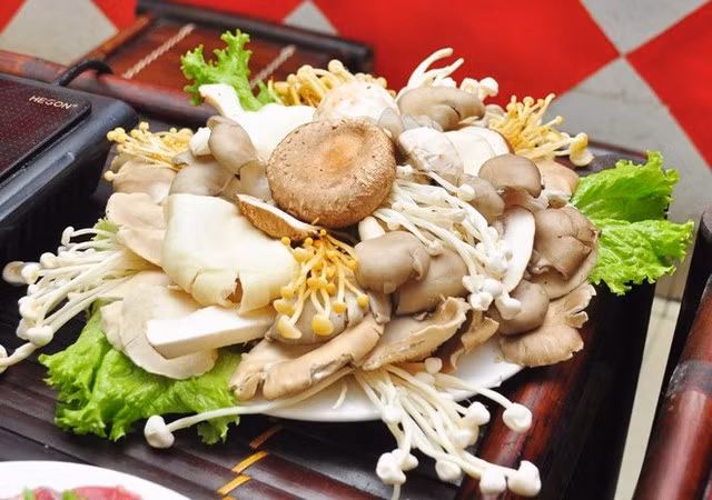 Nấm. Nhiều nghiên cứu cho thấy, nấm hỗ trợ rất hiệu quả cho hệ miễn dịch. Không chỉ như vậy, nấm còn là thực phẩm giải độc cực kỳ hiệu quả.