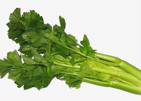 Cần tây. Cần tây chứa silica, một chất hỗ trợ tăng độ ẩm và củng cố tính đàn hồi của liên kết collagen trên da. Bạn nên ăn loại rau này hàng ngày, đặc biệt là vào mùa đông, để giữ cho da luôn mềm mại.