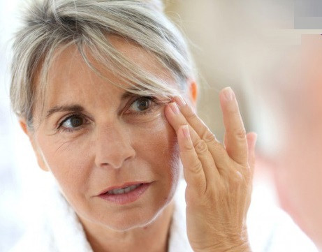 Gây lão hóa. Da khô lại là con đường trực tiếp dẫn đến các nếp nhăn. Những nếp nhăn sâu sẽ xuất hiện trên dưới 2 bên mũi và miệng. Và dù bạn có uống bao nhiêu nước sau khi uống rượu đi chăng nữa, điều đó không thay đổi nhiều lắm những tác hại của rượu với làn da.