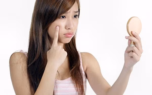  Uống quá nhiều rượu cũng gây chứng nóng gan. Nóng gan được cho là nguyên nhân gây ra tình trạng da nổi nhiều mụn và sần sùi lên vùng da mặt và cơ thể.