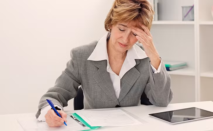 Kiệt sức. Cảm thấy mệt mỏi liên tục và thiếu năng lượng là một trong những dấu hiệu chứng tỏ có điều không ổn xảy ra trong cơ thể bạn. Đây có thể là dấu hiệu sớm của ung thư buồng trứng, nên ghé thăm bác sĩ sớm nhất có thể để phát hiện bệnh kịp thời.