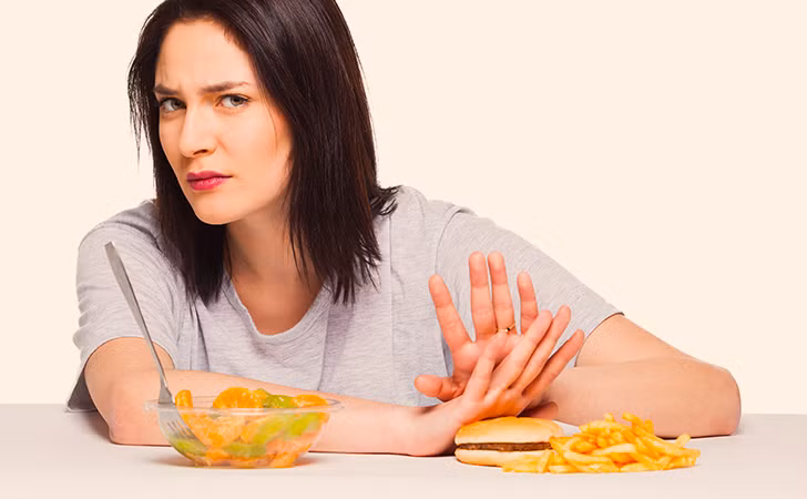 Chán ăn. Ung thư buồng trứng khiến cơ thể bạn mất cảm giác ngon miệng, gây cản trở quá trình trao đổi chất bình thường trong cơ thể. Viêm gan, suy tim hoặc tác dụng phụ của các loại thuốc bạn đang dùng cũng gây triệu chứng tương tự.