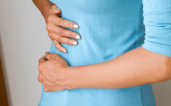 Táo bón. Triệu chứng rối loạn tiêu hóa nói trên cũng là một trong những dấu hiệu phổ biến của ung thư buồng trứng. Đặc biệt, những triệu chứng này thường bị nhầm lẫn với hội chứng ruột kích thích nên dễ bị bỏ qua.