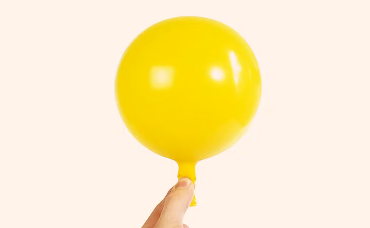 Đầy bụng. Nếu bụng của bạn sưng lên và quần áo bạn mặc đang dần trở nên quá chật trong khi chế độ ăn uống của bạn không thay đổi thì rất có thể, khối u buồng trứng đã lớn dần lên.