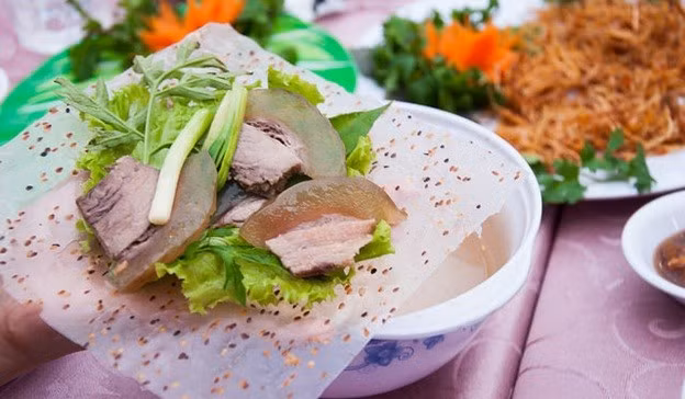 Món nghé hấp thêm phần quyến rũ khi được cuộn cùng một số loại lá rừng như quế vị, sao nhái, thắng hay mận. Bánh tráng Phan Thiết và mắm cá cơm Củ Chi góp phần giúp món ăn thêm dậy mùi.