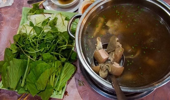 Đậm đà hương vị Tây Bắc hơn cả là món thắng cố nghé. Nếu không có thời gian du lịch Tây Bắc, bạn vẫn có thể đến nhà hàng Tư Trì (TP HCM) ăn bát thắng cố, nhấp chén rượu nồng, cảm nhận vẹn nguyên hương vị núi rừng hoang sơ.