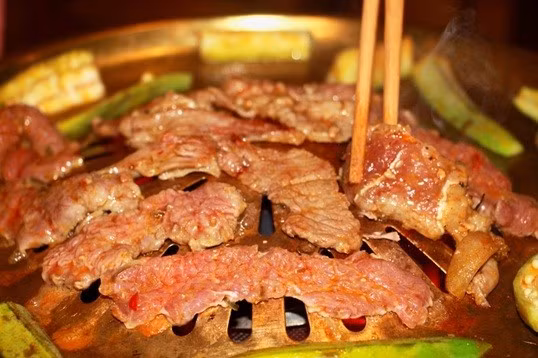 Thịt dê tươi nướng trên vỉ đồng giúp miếng thịt chín vừa và không bị cháy, vừa đảm bảo sức khỏe, vừa mang đến một hương vị rất riêng.