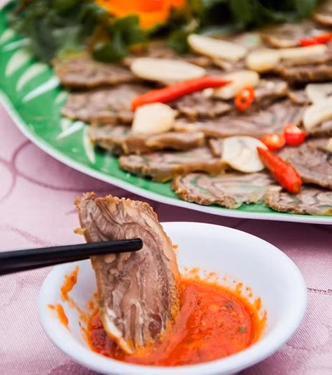 Đầu tiên phải kể đến món đặc sản Tây Bắc là món bắp nghé muối chua với thịt mềm, gân giòn hấp dẫn. Nước chấm cũng được chuẩn bị kỹ lưỡng. Đó phải là loại tương ớt Mường Khương có sự kết hợp của hạt dổi, cỏ ngựa và hạt mắc mật tuy cay nhưng không quá nồng.