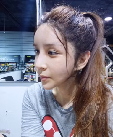 Cận cảnh khuôn mặt hoàn hảo của mỹ nhân chuyển giới dù để mặt mộc.