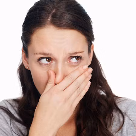 Âm đạo có mùi. Đây có thể là do mồ hôi dẫn đến âm đạo có mùi, tuy nhiên, đây cũng phải là dấu hiệu đáng lo ngại. Chỉ cần vệ sinh 2 lần/ngày là bạn có thể hoàn toàn yên tâm.